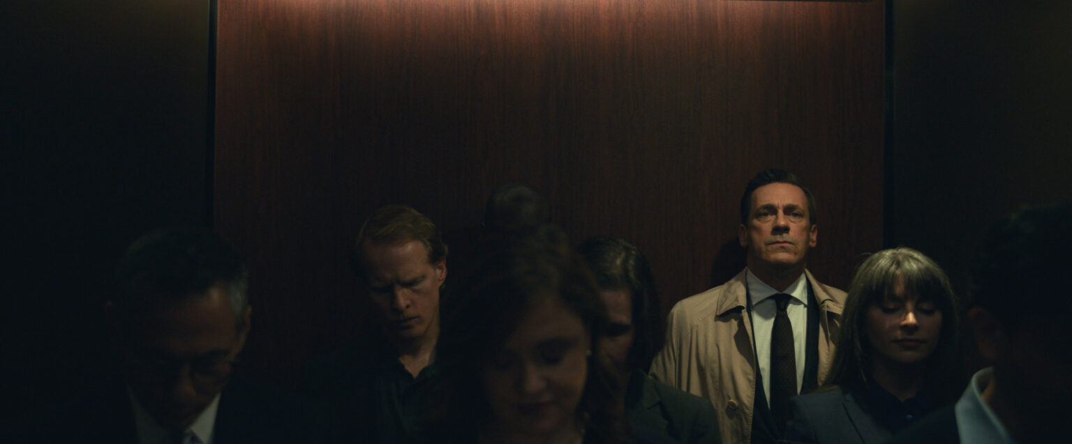 Your Friends & Neighbors, la recensione: Jon Hamm torna a rubare… la scena (e i gioielli) Una scena di Your Friends & Neighbors (fonte: AppleTv+)