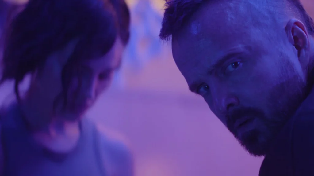Eiza Gonzales e Aaron Paul in una scena di Ash, Cenere Mortale - Fonte: RLJE Films & Shudder