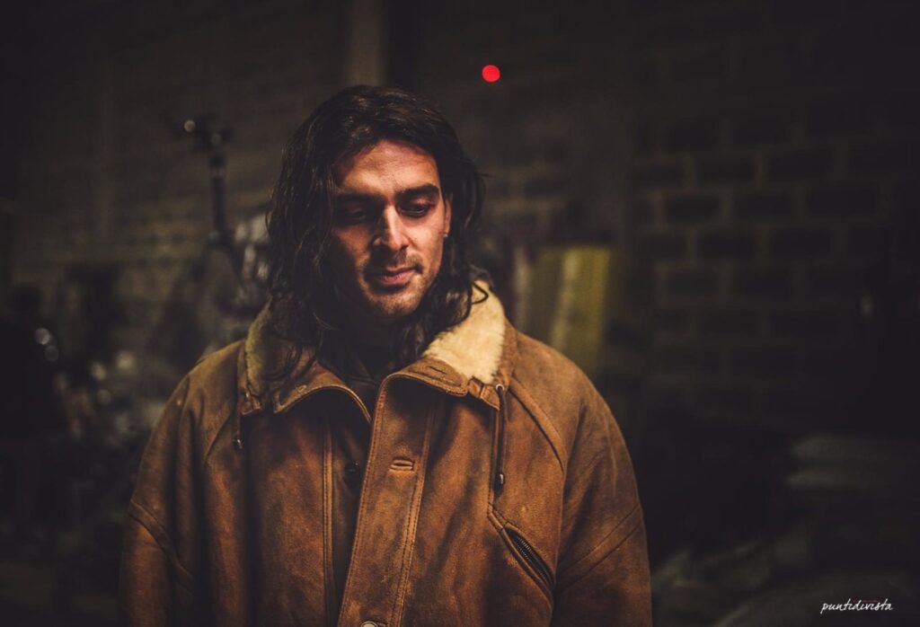 Michele Morrone in una scena di Bar Giuseppe