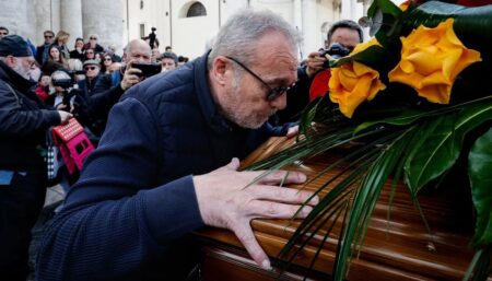 Claudio Amendola ai funerali di Antonello Fassari
