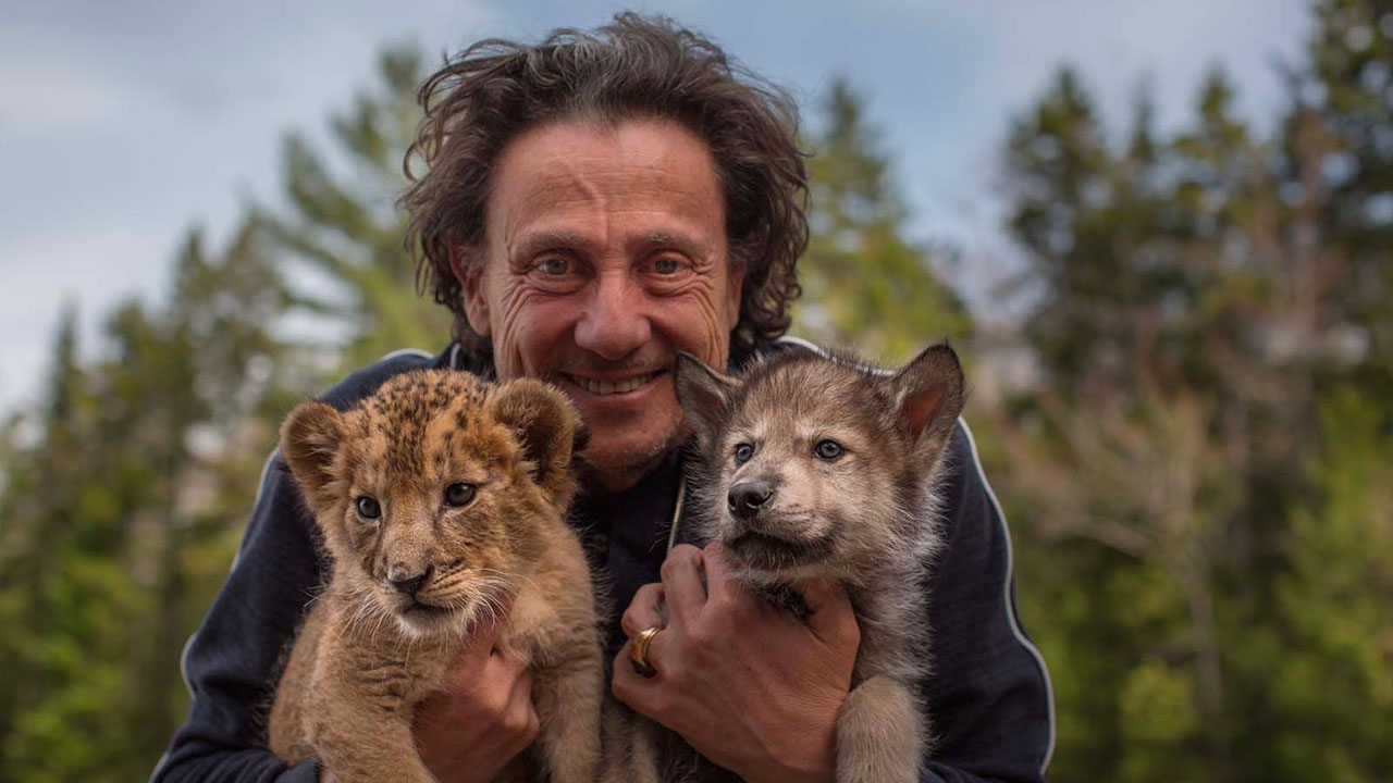 Gilles De Maistre con Walter e Paddington, protagonisti de Il lupo e il leone