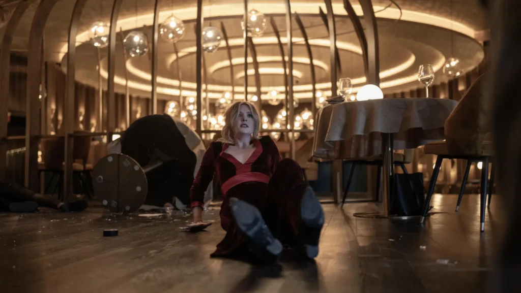 Meghann Fahy in una scena di Drop