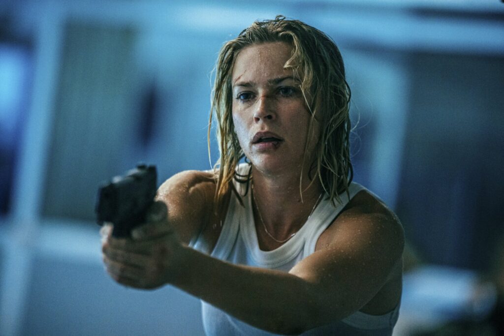 Jeanne Goursaud in una scena di Extraterritorial