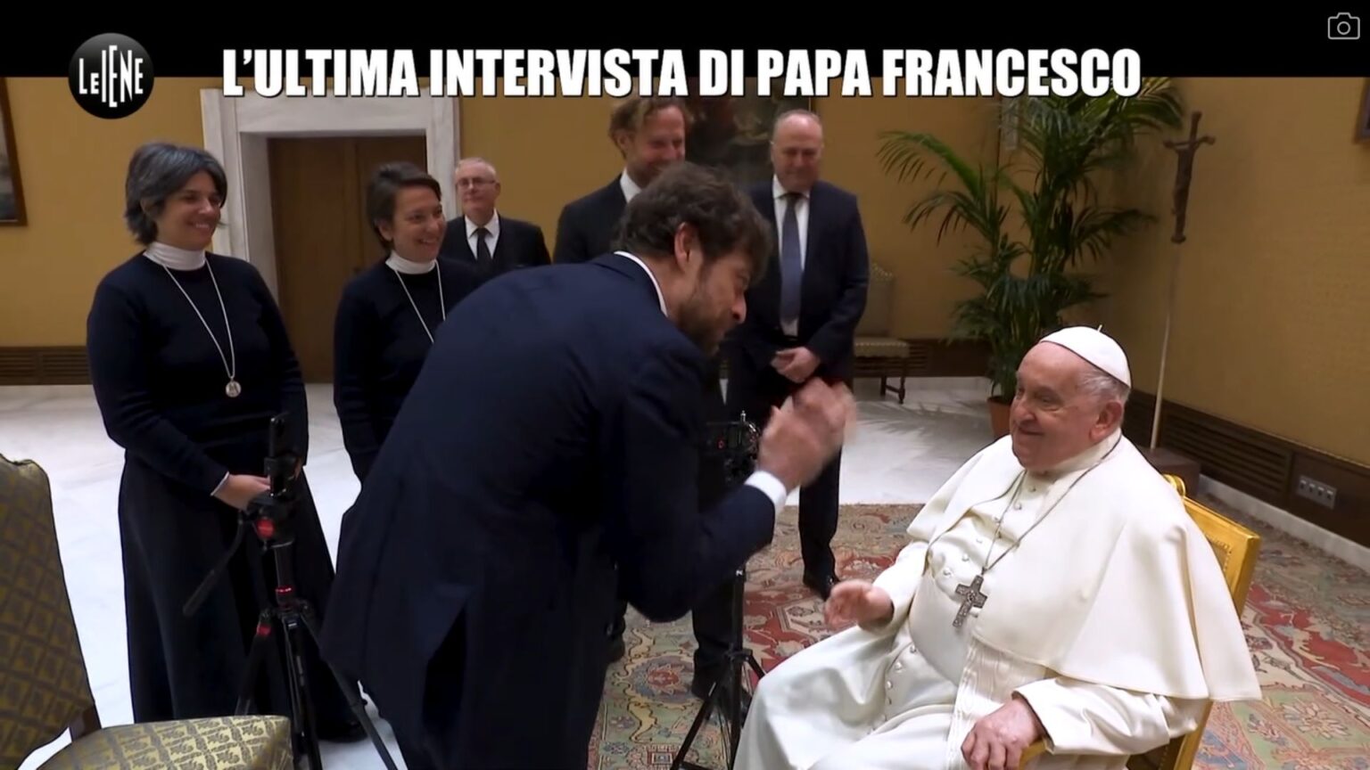 Papa Francesco a Le Iene, l’ultima intervista sul perdono: “C’è una cosa che non mi sono mai perdonato” Papa Francesco e Giovanni Scifoni nell'intervista a Le Iene