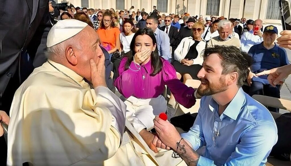 La proposta di matrimonio di Leo e Marina davanti a Papa Francesco