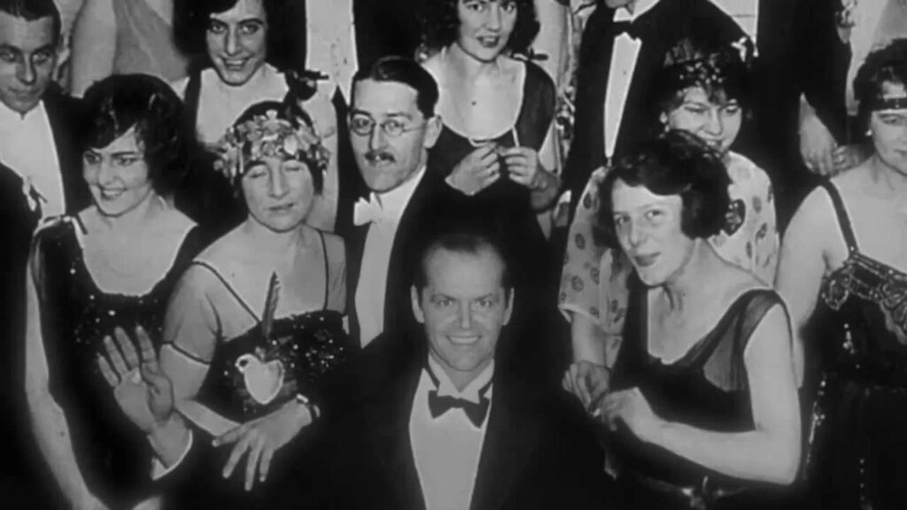 Shining, svelato il mistero della foto nel finale: chi si nasconde sotto il volto di Nicholson? foto finale di Shining