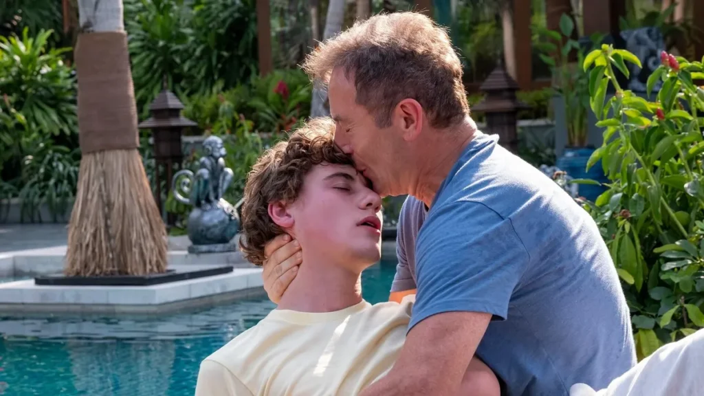 Jason Isaacs e Sam Nivola nell'episodio 3x08 di The White Lotus