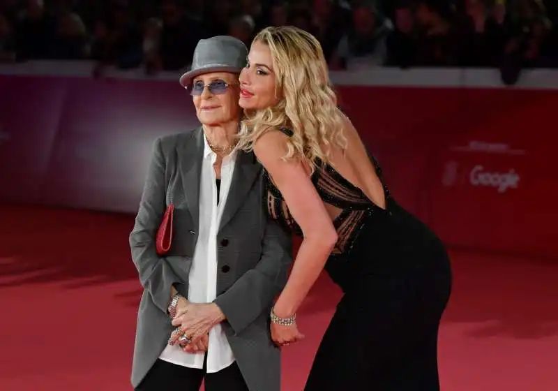 Valeria Marini e sua madre sul red carpet