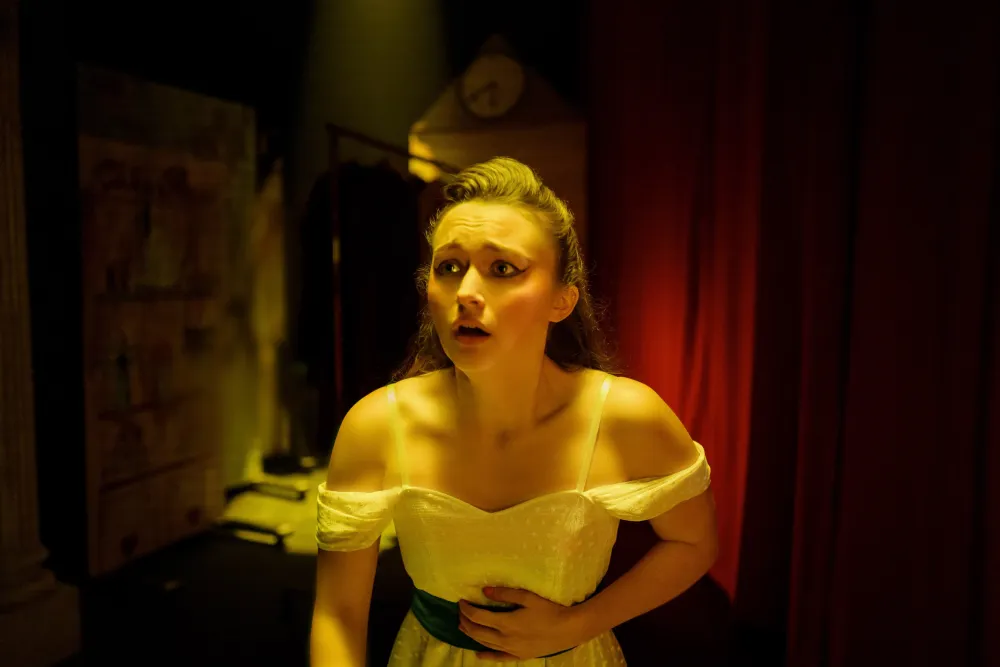 India Fowler in una scena di Fear Street: Prom Queen.