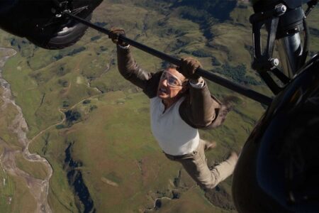Tom Cruise in una scena aerea di Mission Impossible 8