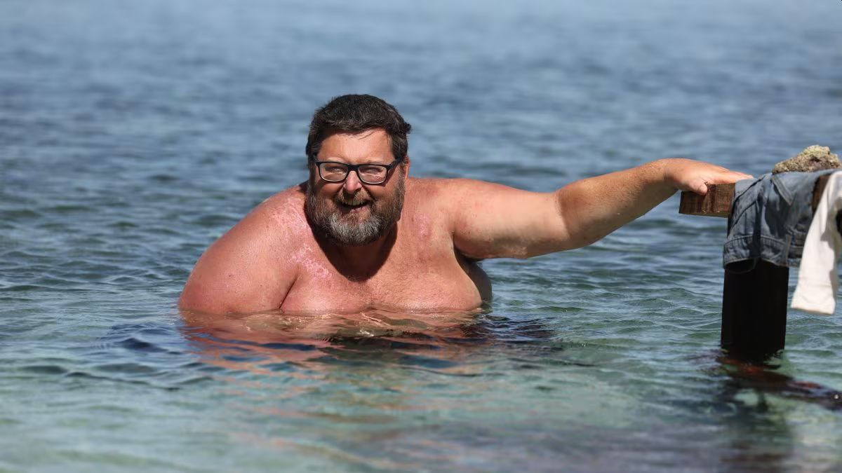 Mario Adinolfi in acqua, all'Isola dei Famosi 2025