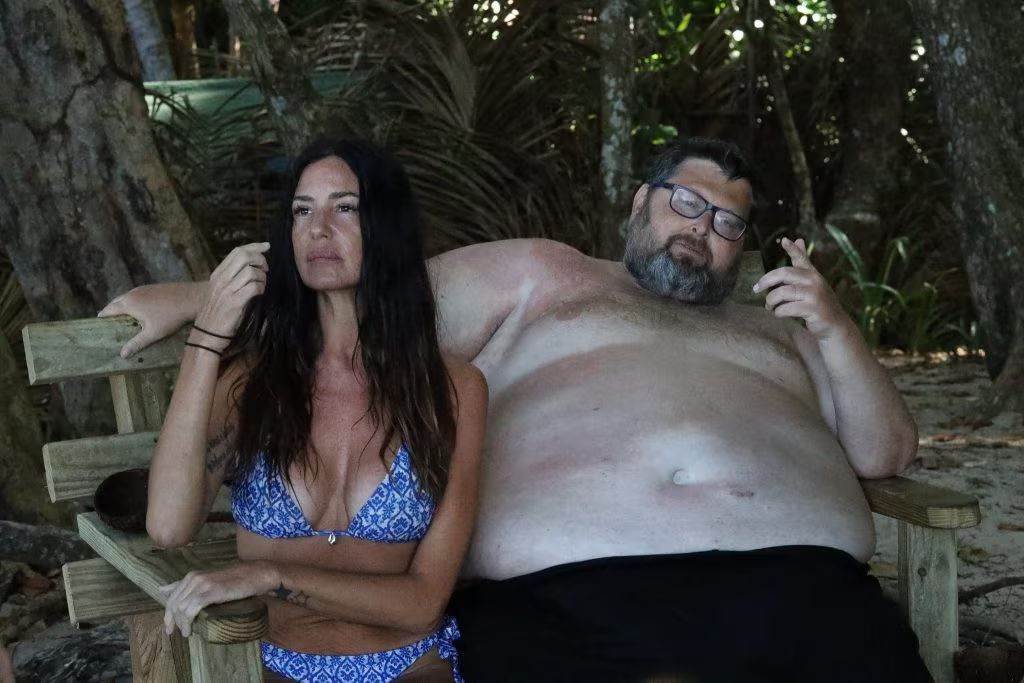 Mario Adinolfi all'Isola dei Famosi, seduto in panchina