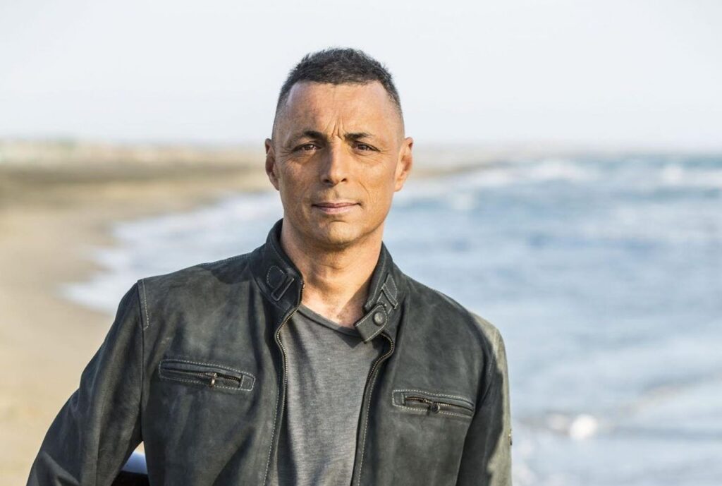 Alex Britti spiato in casa dalla sua ex, madre di suo figlio (e non era la prima volta) Alex Britti