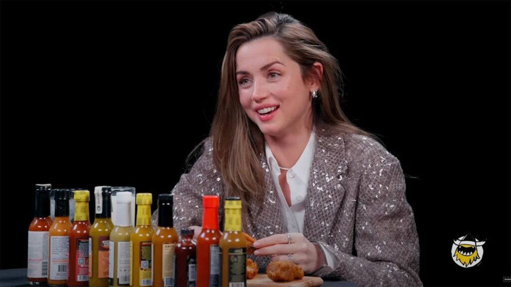 Ana De Armas a Hot Ones: “Gli europei ne sanno più di cinema degli americani” Ana De Armas in Hot Ones