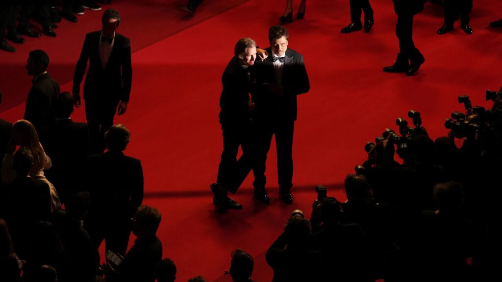 Wes Anderson presenta La trama fenicia a Cannes 2025 e accenna al suo prossimo film Benicio Del Toro e Wes Anderson a Cannes 2025