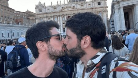 Chi sono Juan e Bruno, la coppia gay che si è baciata durante l’elezione del Papa e perché l’ha fatto Bruno e Juan