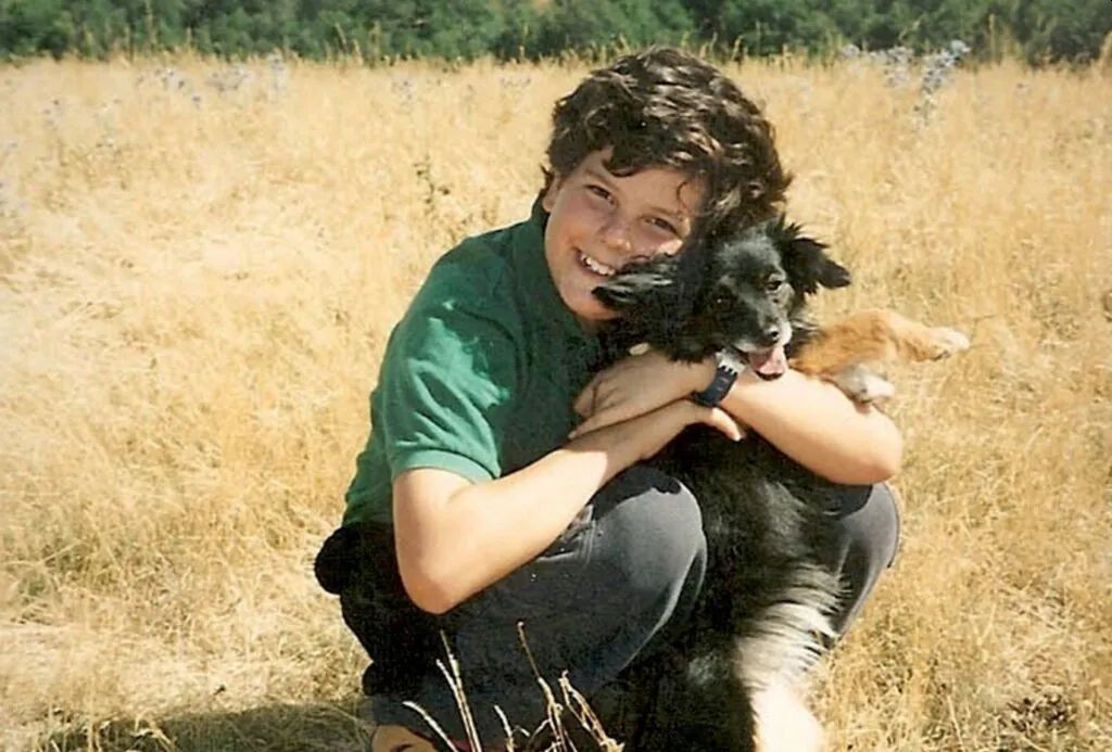 Carlo Acutis da bambino, con un cane
