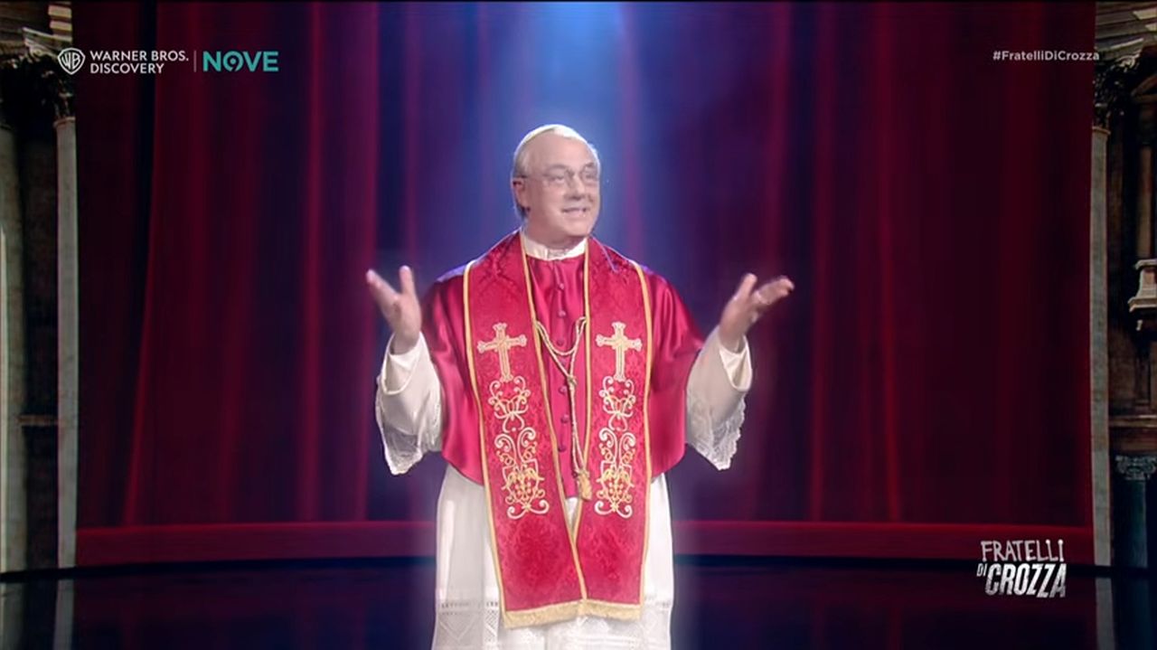 Maurizio Crozza è Papa Leone XIV