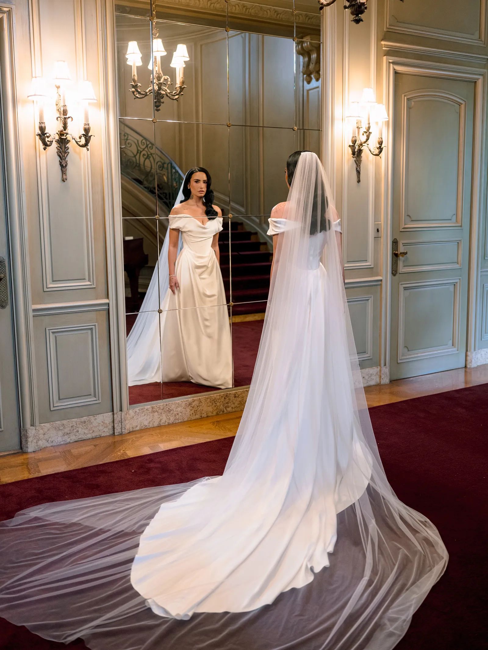 Demi Lovato in abito da sposa di Vivienne Westwood - fonte Vogue
