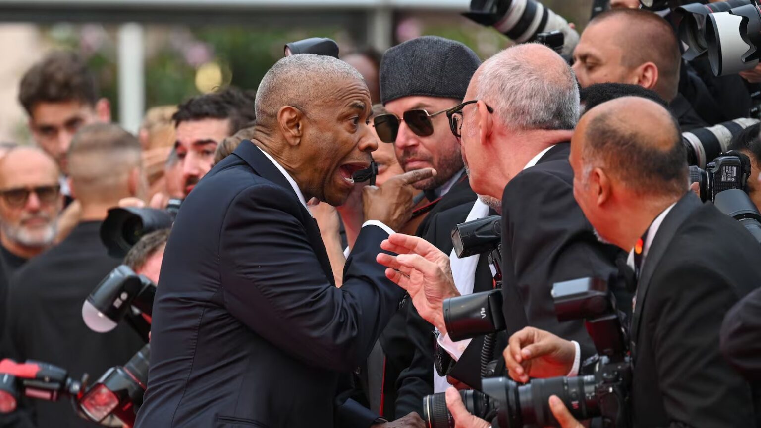 Cannes 2025, Denzel Washington litiga con un fotografo: “Smettila, ok?” (VIDEO) Denzel Washington litiga con un fotografo a Cannes 2025