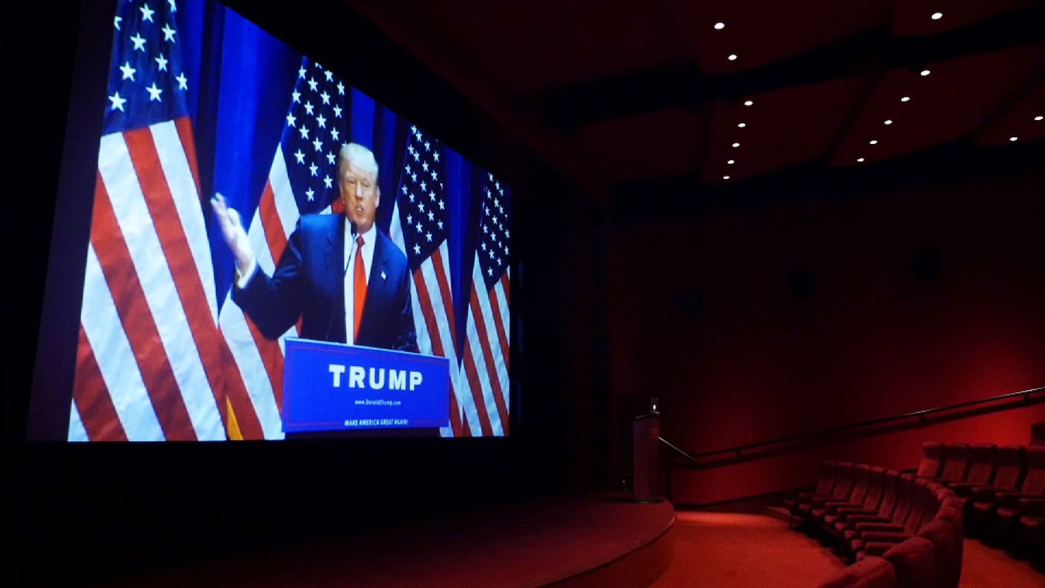 Donald Trump sullo schermo di un cinema