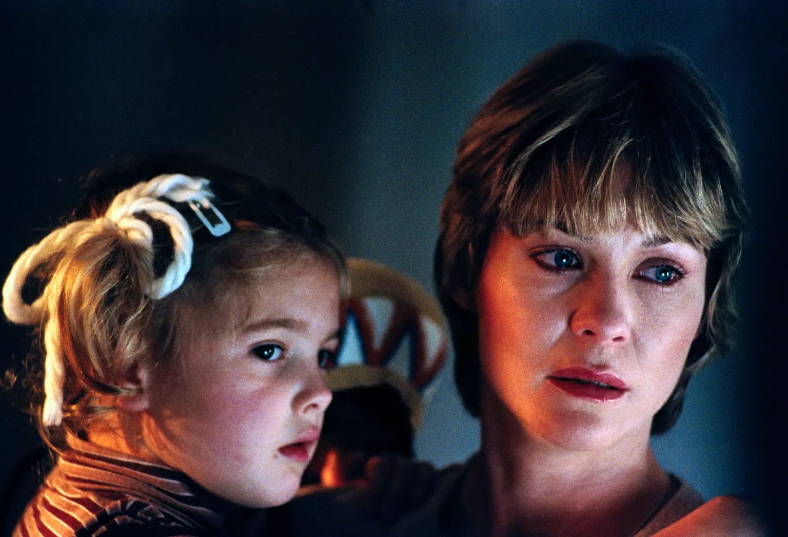 Drew Barrymore e Dee Wallace in una scena di ET