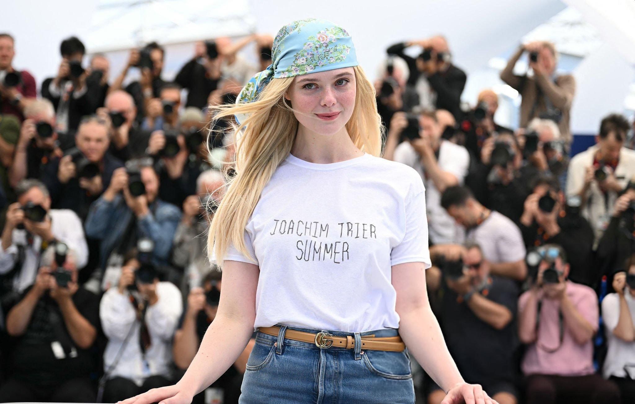 Elle Fanning a Cannes 2025 con la t-shirt Joachim Trier Summer