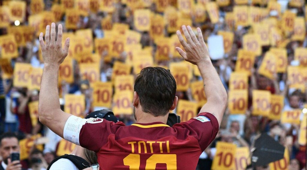 Francesco Totti mostra la maglia