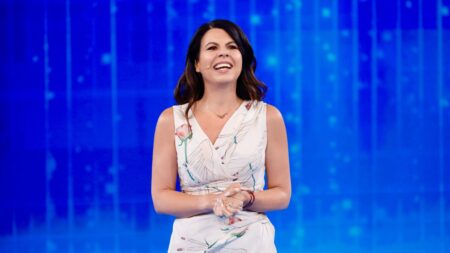 Geppi Cucciari, monologo sul Referendum ad Amici: “La democrazia è come un condominio” Geppi Cucciari ad Amici 2025