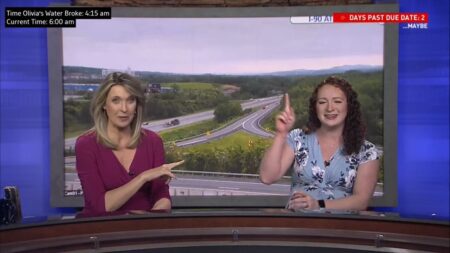 Giornalista USA va in travaglio in diretta, ma resta a condurre il tg: “Se scappo, sapete perché” Giornalista americana in travaglio in diretta