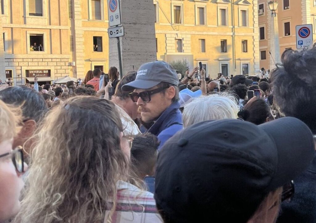 Harry Styles a Piazza San Pietro per l'elezione del Papa
