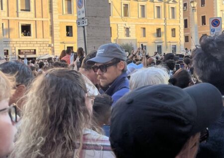 Harry Styles a Piazza San Pietro per l’annuncio del Papa: la foto virale Harry Styles a Piazza San Pietro per l'elezione del Papa