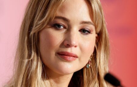 Jennifer Lawrence a Cannes 2025 sul postpartum: “Ti senti come un alieno” Jennifer Lawrence a Cannes 2025