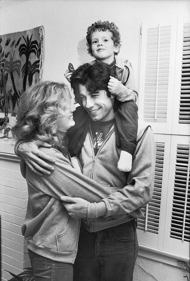 John Travolta con Diana Hyland e il figlio dell'attrice Zachary