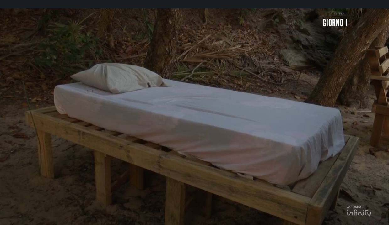 Il letto di Mario Adinolfi all'Isola dei Famosi 2025