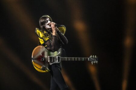 Lucio Corsi a Eurovision 2025, l’esibizione tra il “caso” dell’armonica e i sottotitoli (VIDEO) Lucio Corsi a Eurovision 2025