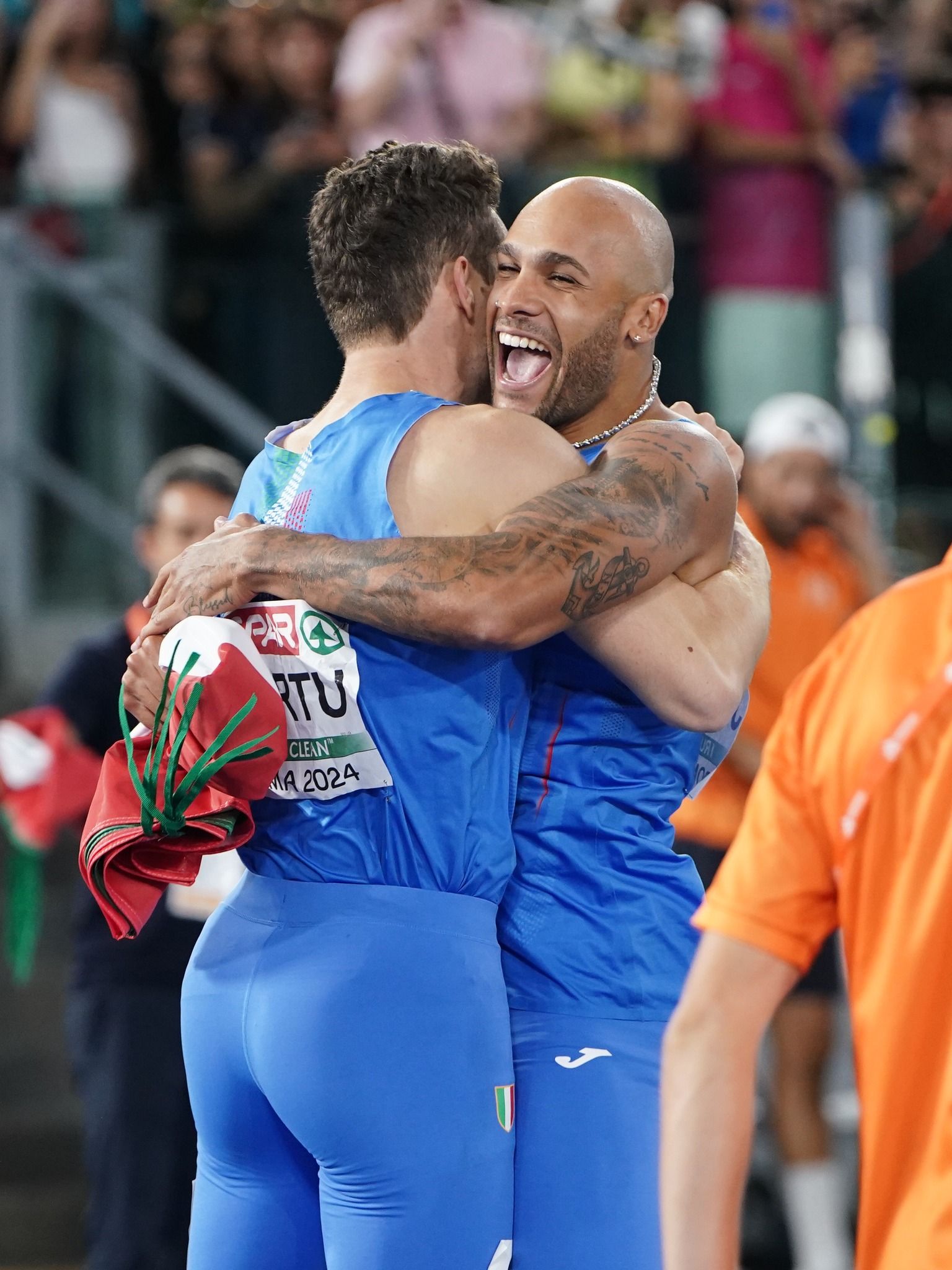 Marcell Jacobs e Filippo Tortu si abbracciano