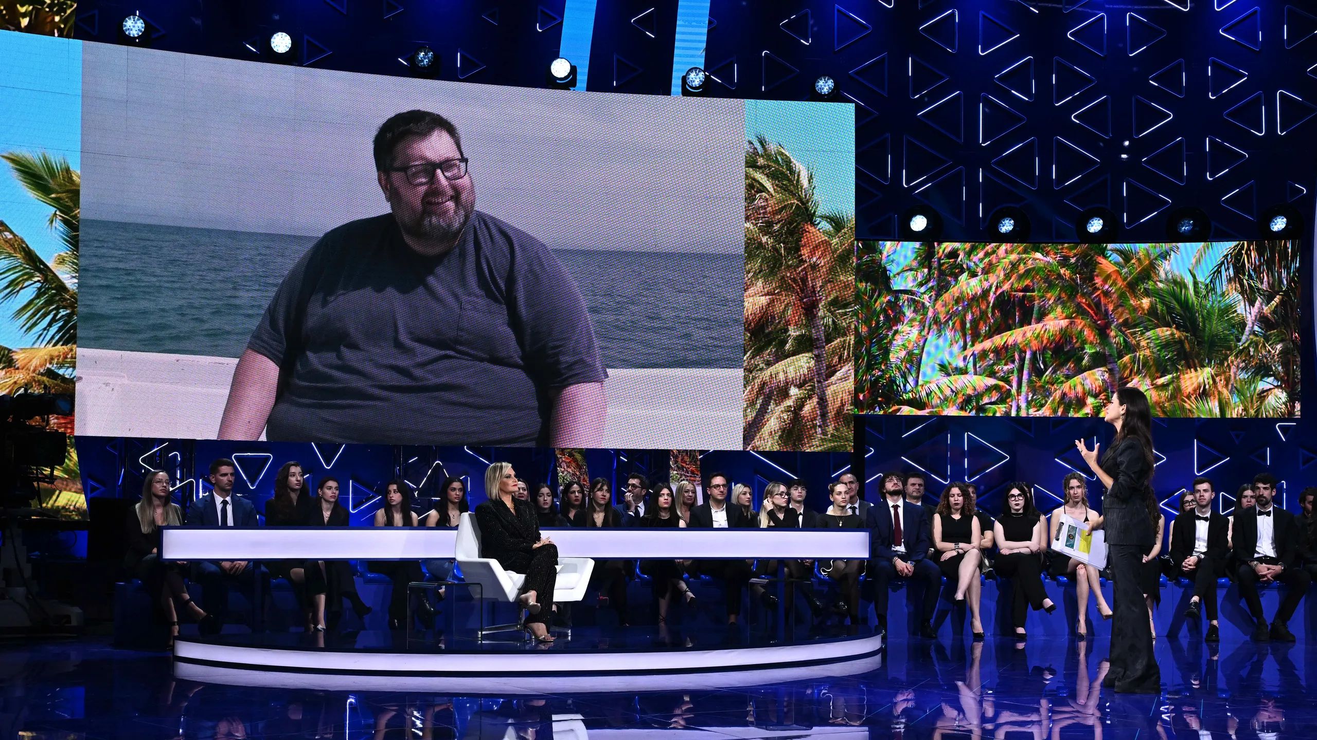 Mario Adinolfi sul megaschermo in studio all'Isola dei Famosi 2025