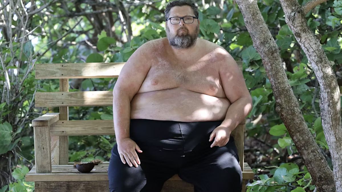 Mario Adinolfi sulla sua panchina, all'isola dei Famosi 2025