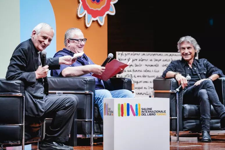 Il Cardinale Matteo Zuppi e Ligabue al Salone del Libro di Torino
