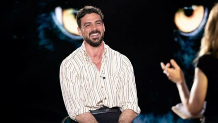 Michele Morrone a Belve, sulla storia con una “strega”: tra pozioni d’amore e rituali strani Michele Morrone a Belve 2025