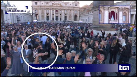 Il bacio gay al TG1 durante l’elezione di Papa Leone XIV diventa virale Il bacio di due ragazzi gay durante l'elezione di Papa Leone XIV