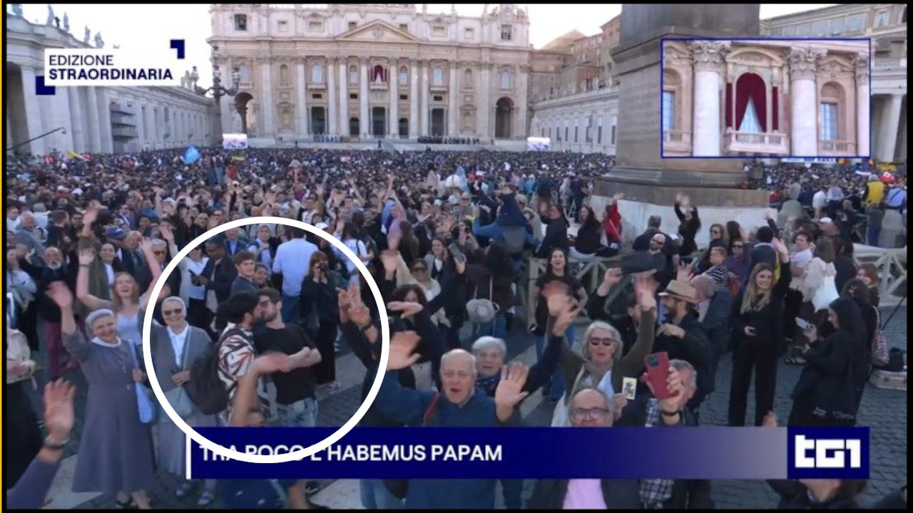 Il bacio di due ragazzi gay durante l'elezione di Papa Leone XIV