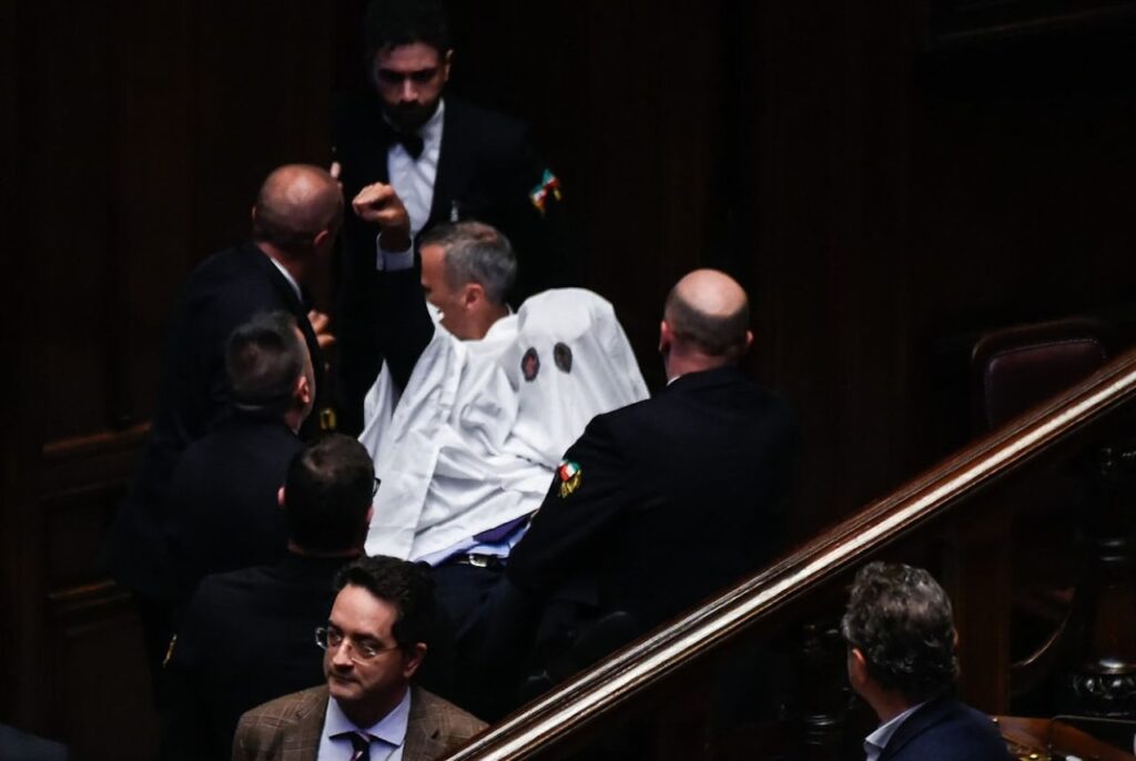 Perché il deputato Riccardo Magi si è travestito da fantasma alla Camera (VIDEO) Riccardo Magi di +Europa travestito da fantasma alla Camera