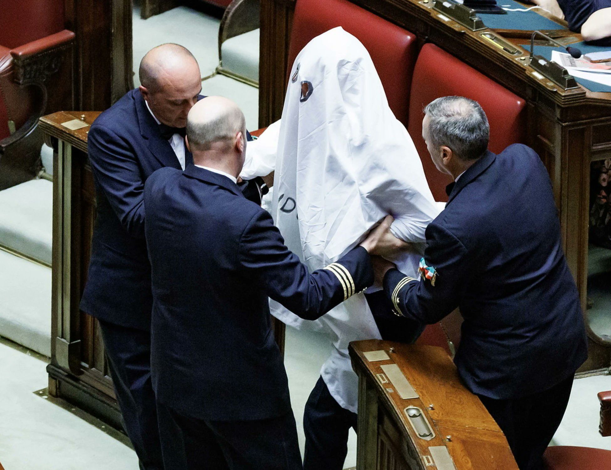 Riccardo Magi travestito da fantasma, durante una protesta alla camera