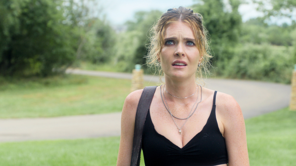 Meghann Fahy in una scena di Sirens