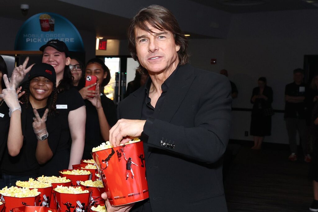 Tom Cruise mangia popcorn