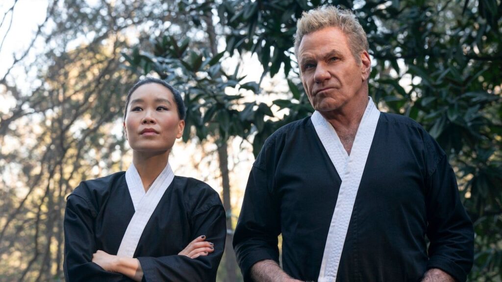 Martin Kove e Alicia Hannah-Kim in Cobra Kai