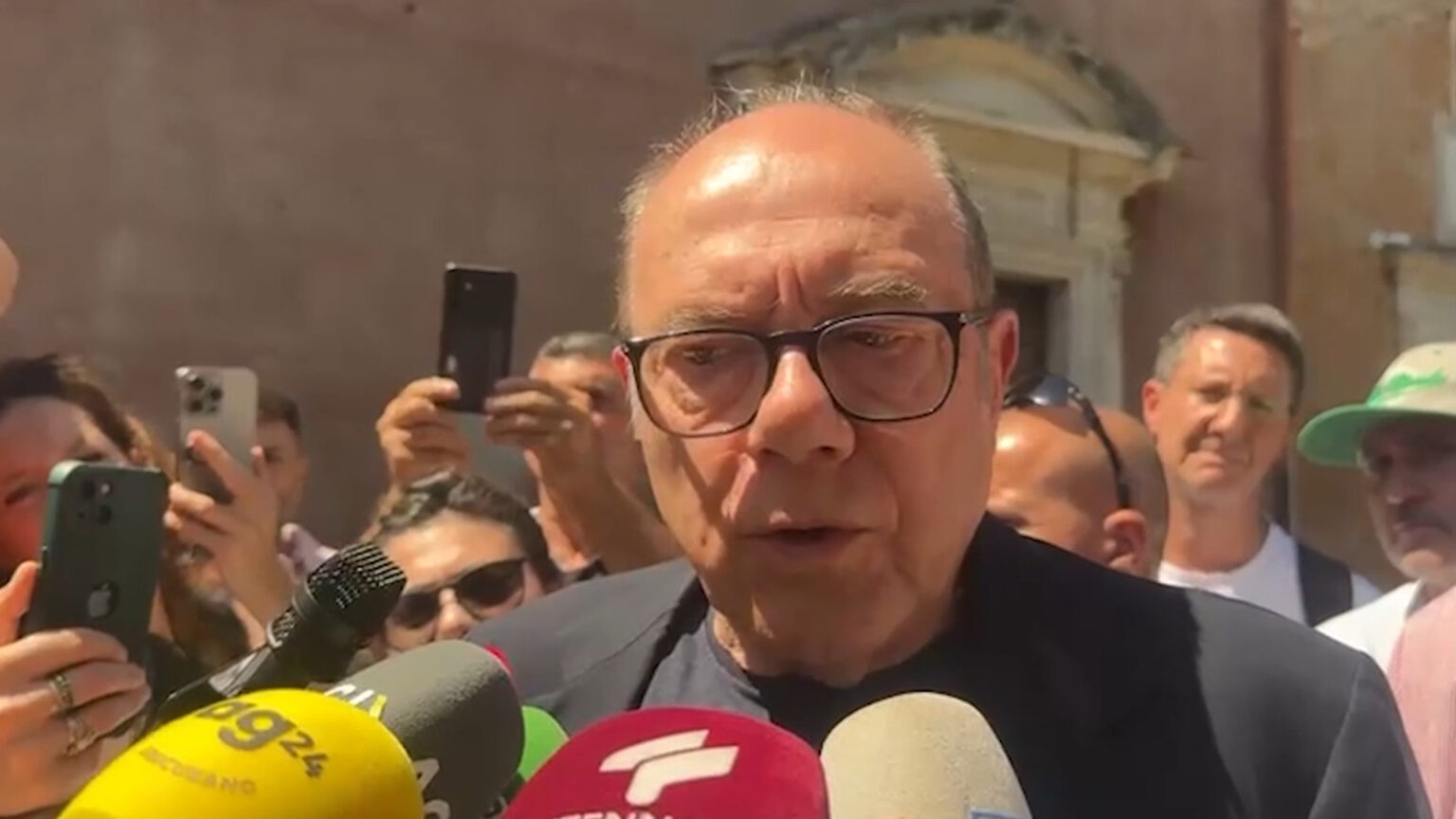 Carlo Verdone ai funerali di Alvaro Vitali