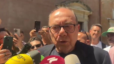 Carlo Verdone ai funerali di Alvaro Vitali